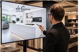Berater zeigt 3D-Küchenplanung auf Bildschirm im La Cuisine Studio
